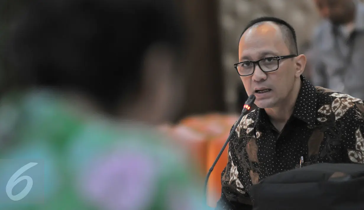 Salah seorang calon pimpinan KPK, Firmansyah TG. Satya menjawab sejumlah pertanyaan dari anggota Pansel KPK di Gedung Sekneg, Jakarta, Senin (24/8/2015). Panitia seleksi melakukan uji wawancara kepada 19 calon pimpinan KPK. (Liputan6.com/Herman Zakharia)