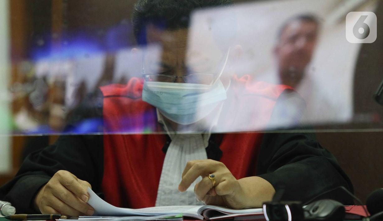 Ketua Majelis Hakim Hariyadi dan terdakwa mantan Presiden ACT Ahyudin (dalam pantulan layar) saat menjalani sidang perdana secara virtual di Pengadilan Negeri Jakarta Selatan, Jakarta, Selasa (15/11/2022). Sidang tersebut beragendakan pembacaan dakwaan terkait perkara dugaan penggelapan dana bantuan Boeing oleh Aksi Cepat Tanggap (ACT) dengan terdakwa mantan Presiden ACT Ahyudin. (Liputan6.com/Herman Zakharia)