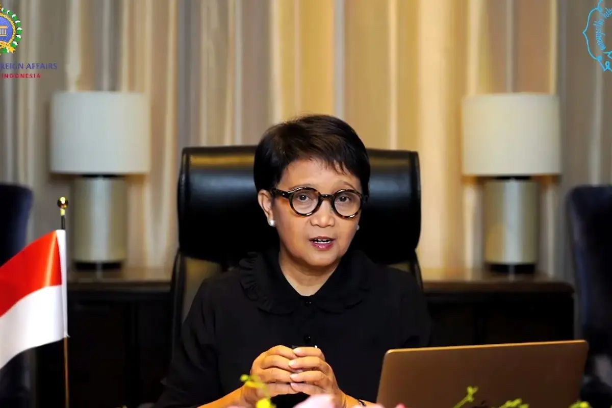 Menteri Luar Negeri RI Retno Marsudi dalam pembukaan Kongres Indonesianis ke-5 secara daring pada Kamis (19/10/2023). (Tangkapan Layar Zoom)