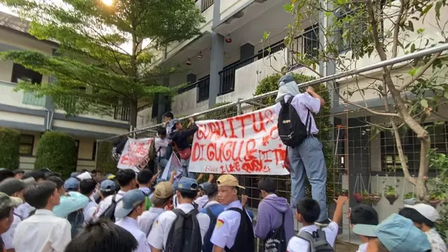 Sejumlah siswa SMKN 5 Kota Tangerang Selatan (Tangsel) melakukan aksi unjuk rasa karena adanya dugaan pelaku pelecehan seksual menjadi pembina Pramuka di sekolah mereka, Senin (23/9/2024). (Liputan6.com/Pramita Tristiawati)