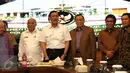 Menko Polhukam Luhut Pandjaitan (tengah) bersama pejabat terkait saat konferensi pers di kantor Kementerian Koordinator Polhukam di Jakarta, (11/12). (Liputan6.com/Angga Yuniar)