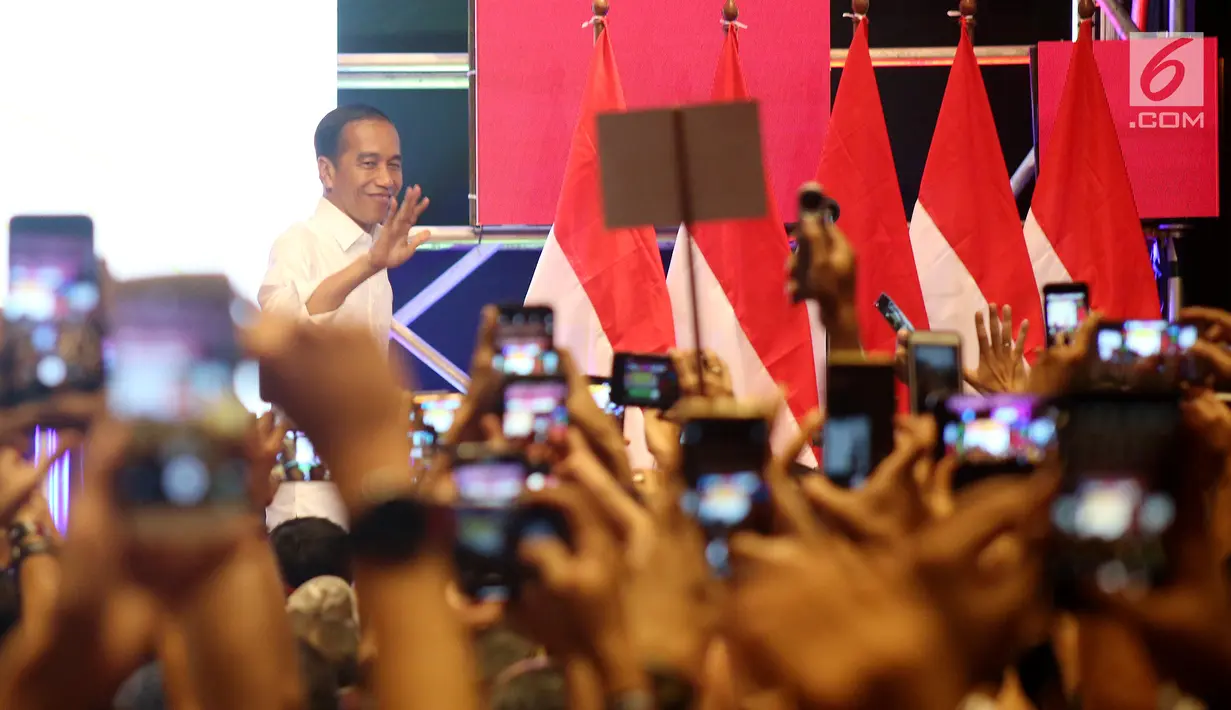 Capres petahana Jokowi melambaikan tangan pada acara Deklarasi Alumni Pangudi Luhur (PL) untuk Jokowi-Ma'ruf Amin di SCBD, Jakarta, Rabu (6/2). Ratusan alumni PL berkaus hitam juga kenakan peci atau blankon. (Liputan6.com/HO/Jo)