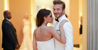David Beckham dan Victoria Beckham tampil kompak dengan putih-putih di red carpet Met Gala. Mesra banget ya! (REX/Shutterstock/HollywoodLife)