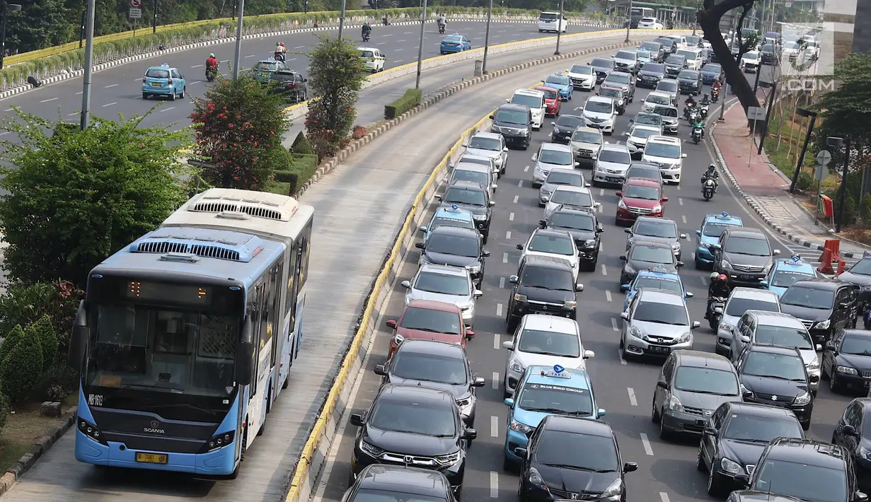 Kendaraan melintas di Jalan Jenderal Sudirman, Jakarta, Minggu (14/10). Kendati diperpanjang hingga Desember, sistem ganjil genap hanya berlaku pada hari kerja. (Liputan6.com/Immanuel Antonius)