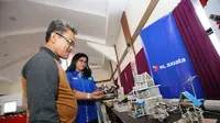 Sr. Manager CSR and Communication XL Axiata Anita Avianty (kanan) dan Kasubsi Pembinaan LPKA (Lembaga Pembinaan Khusus Anak) Bandung Roni Nuryadi S.Sos saat melihat hasil karya kerajinan daur ulang kertas koran anak anak LPKA