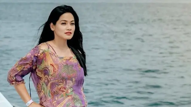 Titi Kamal dan keluarga liburan ke pantai