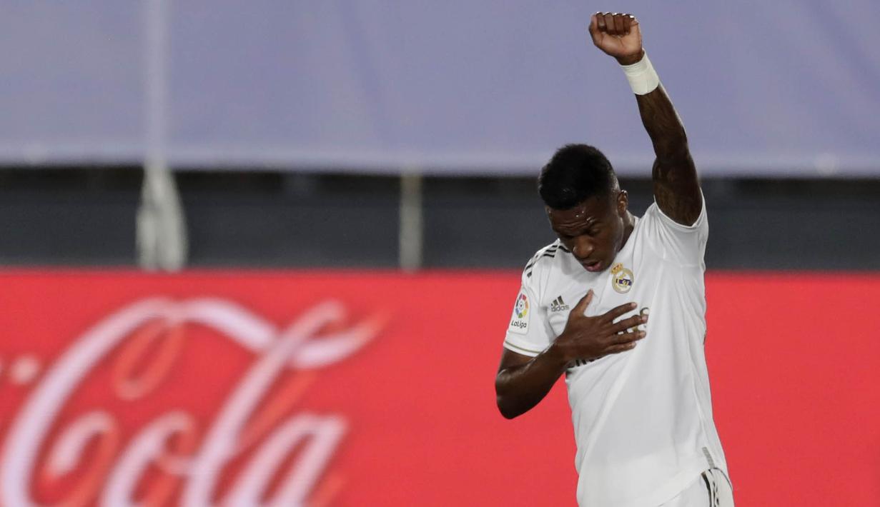 Pemain Real Madrid, Vinicius Junior, melakukan selebrasi usai membobol gawang Real Mallorca pada laga La Liga di Stadion Alfredo Di Stefano, Kamis (25/6/2020). Real Madrid menang 2-0 atas Real Mallorca. (AP/Bernat Armangue)