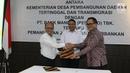 Mendes PDTT Eko Putro Sandjojo (tengah) menyaksikan Sekjen Kemendes PDTT Anwar Sanusi (kiri) dan Dirut Bank Mandiri Kartika Wirjoatmodjo (kanan) bertukar naskah MoU kerja sama di Kantor Kemendes PDTT, Jakarta, Senin (30/9/2019). (Liputan6.com/Angga Yuniar)