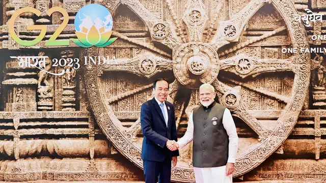Kedatangan Presiden Jokowi di Konferensi Tingkat Tinggi (KTT) G20 India disambut langsung oleh Perdana Menteri India (PM) Narendra Modi.