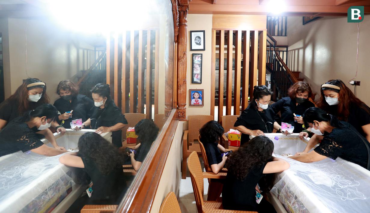 Keluarga merias jenazah almarhum eks pesepakbola sekaligus pelatih Timnas Indonesia, Benny Dolo, di Pamulang Permai, Tangsel, Kamis (2/2/2023). Bendol sapaan akrabnya meninggal pada usia 72 tahun. (Bola.com/M Iqbal Ichsan)