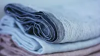 Siapa sih yang tidak sebal jika kain yang ingin dipakai kembali malah mengeluarkan aroma serta kotoran yang busuk? (Foto: Unsplash.com/micheile henderson)