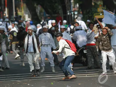 Aksi demo yang dilakukan FPI di depan DPRD berujung ricuh, Jakarta, (3/10/14). (Liputan6.com/Herman Zakharia)