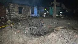 Empat orang tewas dan 17 lainnya terluka dalam sebuah serangan pesawat nirawak Rusia di kota besar Ukraina, Kharkiv pada Minggu 23 November 2025. Tampak dalam foto, tim penyelamat Ukraina bekerja di lokasi serangan pesawat tak berawak Rusia di Kharkiv pada Minggu 23 November 2025, di tengah invasi Rusia ke Ukraina. (SERGEY BOBOK/AFP)