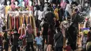 Kerumunan warga saat mengunjungi Blok A Pasar Tanah Abang, Jakarta, Minggu (2/5/2021). Kepadatan pengunjung yang ingin membeli kebutuhan untuk Lebaran tetap terjadi di Blok A dan B Tanah Abang meski petugas gabungan telah berjaga di pintu masuk guna mencegah kerumunan. (merdeka.com/Iqbal S Nugroho)