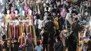 Kerumunan warga saat mengunjungi Blok A Pasar Tanah Abang, Jakarta, Minggu (2/5/2021). Kepadatan pengunjung yang ingin membeli kebutuhan untuk Lebaran tetap terjadi di Blok A dan B Tanah Abang meski petugas gabungan telah berjaga di pintu masuk guna mencegah kerumunan. (merdeka.com/Iqbal S Nugroho)