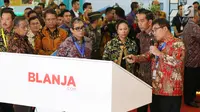 Presiden Joko Widodo saat mengunjungi stand pameran Indonesia Business and Development Expo (IBD Expo) di JCC, Jakarta, Rabu (20/9).Pameran tersebut  membahas perkembangan ekonomi indonesia di era digital. (Liputan6.com/Angga Yunair)