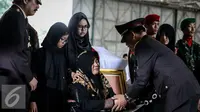 Pejabat tinggi TNI menyalami keluarga korban jatuhnya Helikopter TNI AD jenis Bell 412 EP hadir acara persemayaman di Hanggar Skadron Udara 17 Lanud Halim Perdanakusuma, Jakarta, Selasa (22/3). (Liputan6.com/Faizal Fanani)