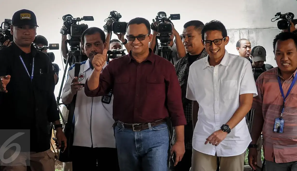 Pasangan Cagub dan Cawagub DKI, Anies Baswedan dan Sandiaga Uno berjalan menuju laboratorium Gedung BNN, Jakarta, Minggu (25/9). Anies-Sandiaga akan mengikuti tes narkotika sebagai salah satu syarat maju di Pilgub DKI 2017. (Liputan6.com/Faizal Fanani)