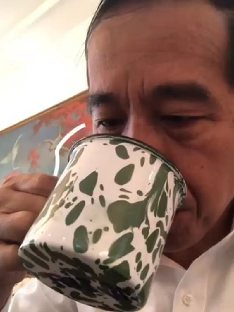 Jokowi minum jamu (Foto: screenshoot Instagram @jokowi)