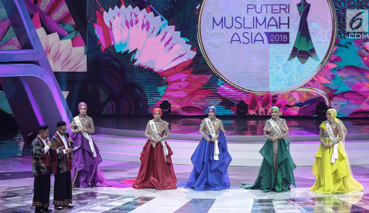 Lima besar finalis bersiap menjawab pertanyaan yang akan diberikan dewan juri dalam malam puncak Puteri Muslimah Asia 2018 di Jakarta, Senin (7/5). (Liputan6.com/Faizal Fanani)