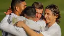 Para pemain Real Madrid merayakan gol yang dicetak oleh Toni Kroos ke gawang Valencia pada laga Liga Spanyol di Stadion Alfredo Di Stefano, Minggu (14/2/2021). Real Madrid menang dengan skor 2-0. (AP/Manu Fernandez)