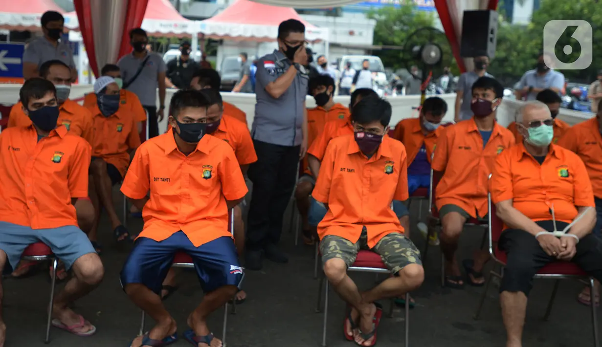 Sejumlah tersangka dihadirkan saat pemusnahan barang bukti narkoba jenis sabu di Lapangan Polda Metro Jaya, Jakarta, Kamis (2/7/2020). Polda Metro Jaya memusnahkan barang bukti narkoba jenis sabu seberat 1,2 ton. (merdeka.com/Imam Buhori)