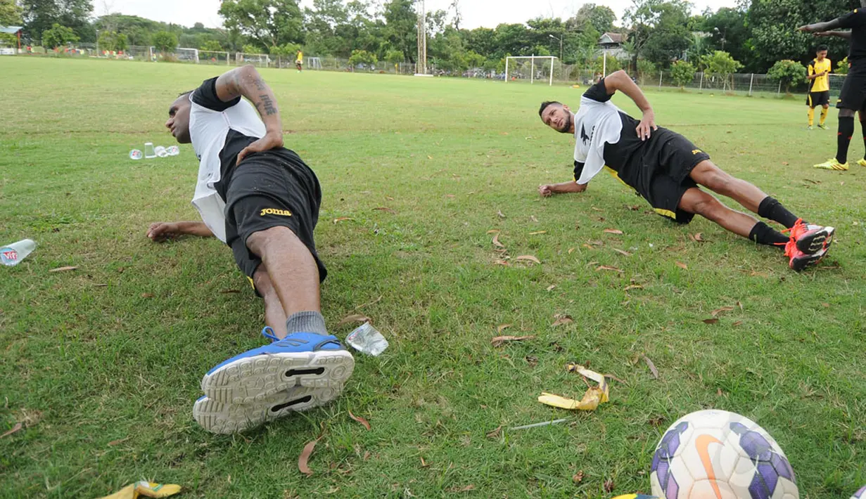 Dua pemain baru Sriwijaya FC, Titus Bonai (kiri) dan Raphael Maitimo terlihat berlatih ringan di Lapangan Soetasoma Halim Perdanakusuma, Jakarta (8/1/2015). (Liputan6.com/Helmi Fithriansyah)