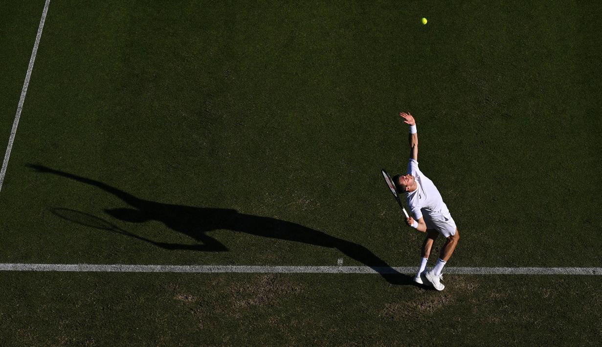 Petenis Spanyol, Pedro Martinez melakukan servis menuju petenis Inggris, Ryan Peniston saat putaran 8 pertandingan tenis tunggal putra pada hari keempat turnamen tenis Eastbourne International di Eastbourne, Inggris pada 22 Juni 2022. (AFP/Glyn Kirk)