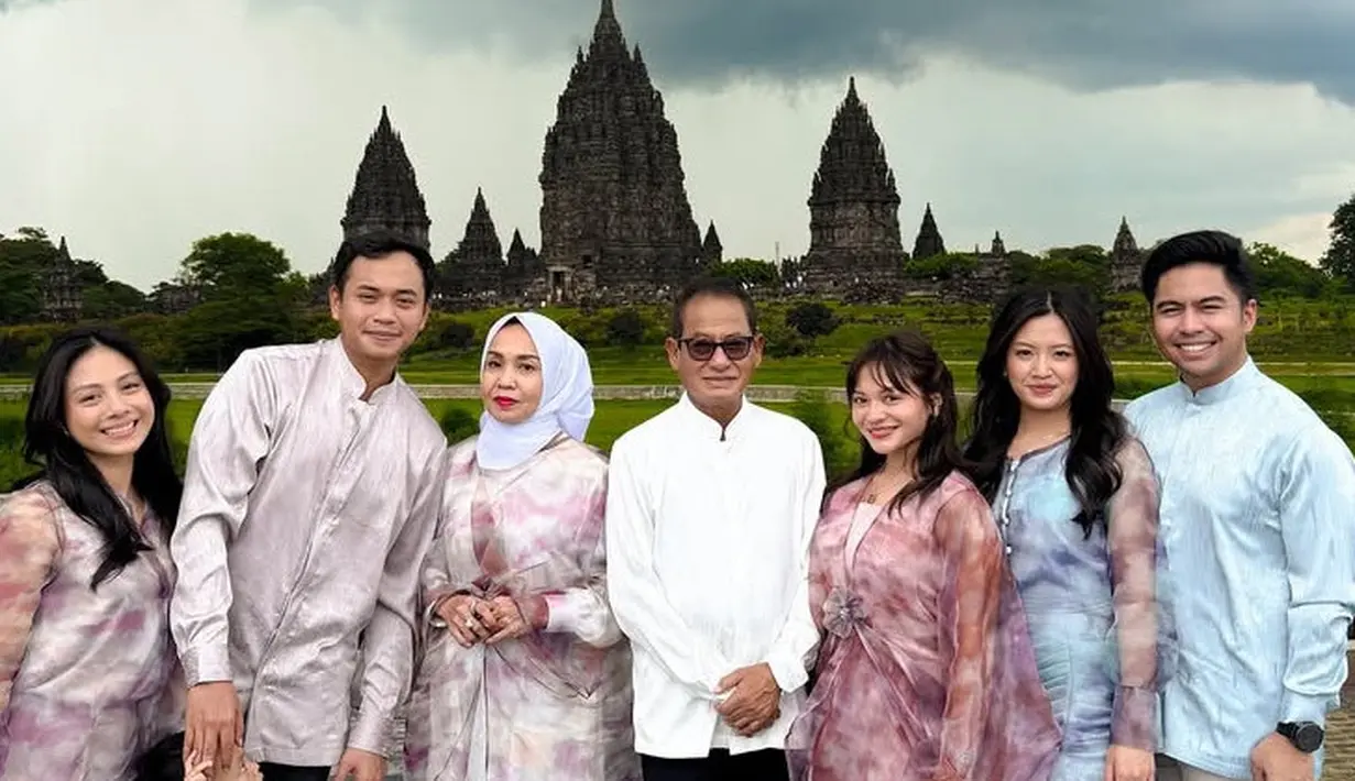 Amel Carla mudik ke Yogyakarta, bersama anggota keluarga perempuannya, ia tampak kompak mengenakan outer bermotif dipadukan bawahan warna senada. [@amelcarla]