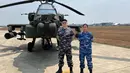 Ia pun berfoto di depan helikopter TNI bersama Chef Arnold yang mengenakan seragam TNI warna hitam. [@renattamoeloek]