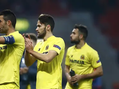 Pemain Villarreal merayakan keberhasilan lolos ke perempat final Liga Europa usai bermain imbang 0-0 melawan Leverkusen di Stadion BayArena, Jerman, Jumat (18/3/2016) dini hari WIB. Villarreal lolos dengan agregat 2-0. (Reuters/Wolfgang Rattay)