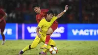 Pemain Timnas Malaysia U-22 dan Timnas Vietnam U-22 berebut bola dalam lanjutan Grup B SEA Games 2023, Senin (8/5/2023). (Dok. FA Malaysia)