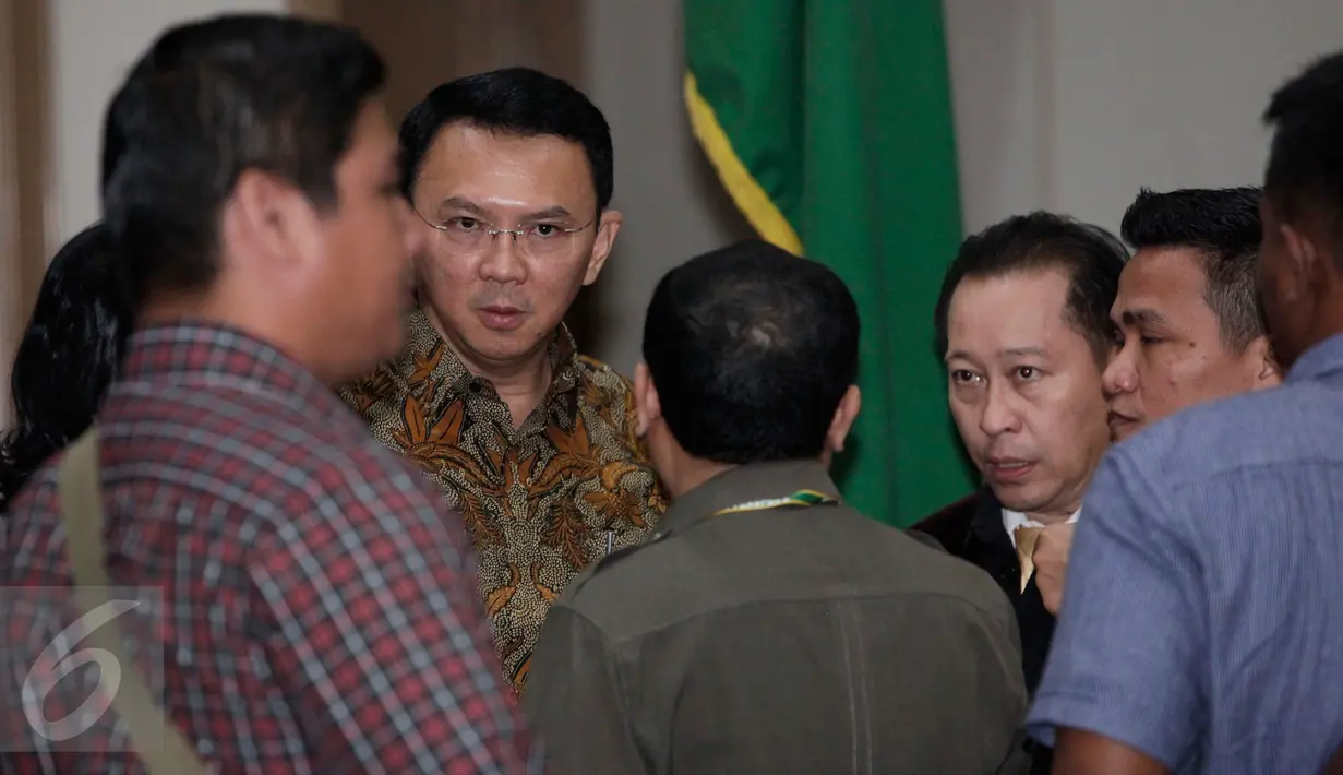 Terdakwa Basuki Tjahaja Purnama atau Ahok menjalani sidang lanjutan di Auditorium Kementan, Jakarta, Selasa (11/4). Sidang tuntutan terhadap Ahok ditunda karena JPU mengaku belum selesai menyusun surat tuntutan. (Liputan6.com/Pool/Rommy Pujianto)