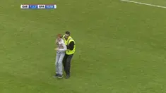 Dua anak muda menyusup ke lapangan pertandingan saat laga antara Go Ahead Eagles dan Sparta Rotterdam pada lanjutan Eredivisie.