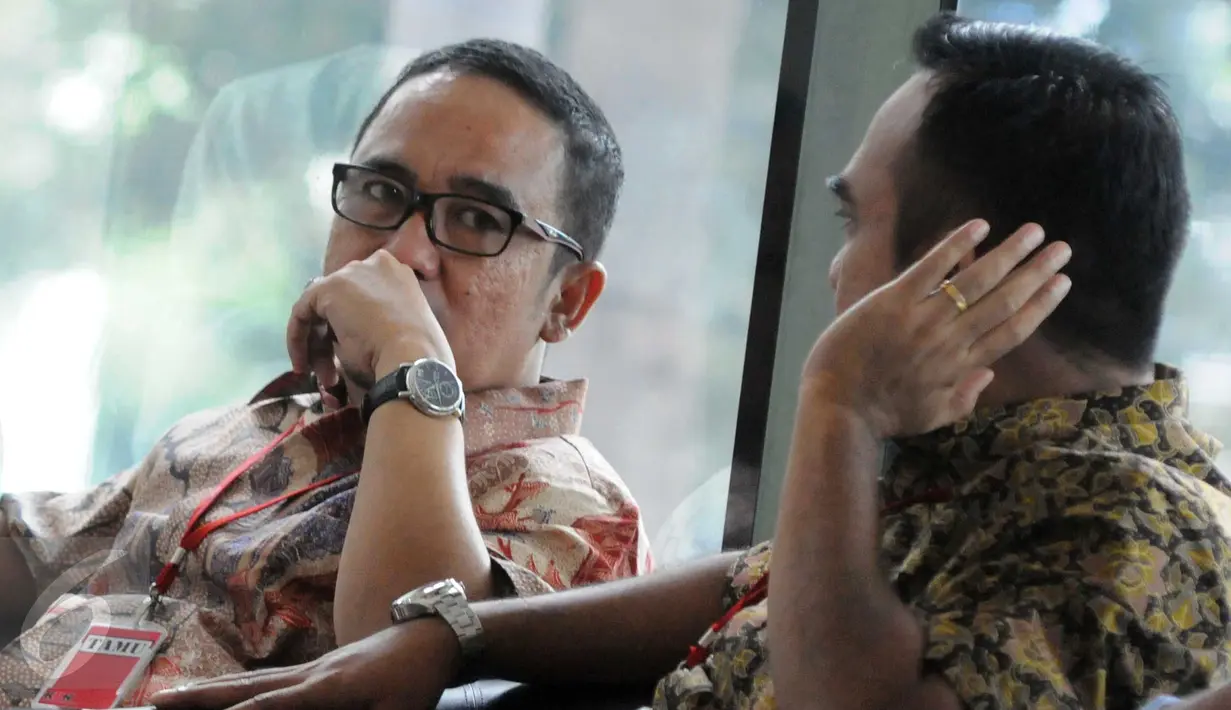 Ketua DPRD Banten, Asep Rahmatullah menunggu di lobi gedung KPK, Jakarta, Selasa (15/12). Asep akan diperiksa sebagai saksi kasus dugaan suap Wakil Ketua DPRD Banten SM Hartono dan Anggota DPRD Banten Tri Satriya Santosa. (Liputan6.com/Helmi Afandi)