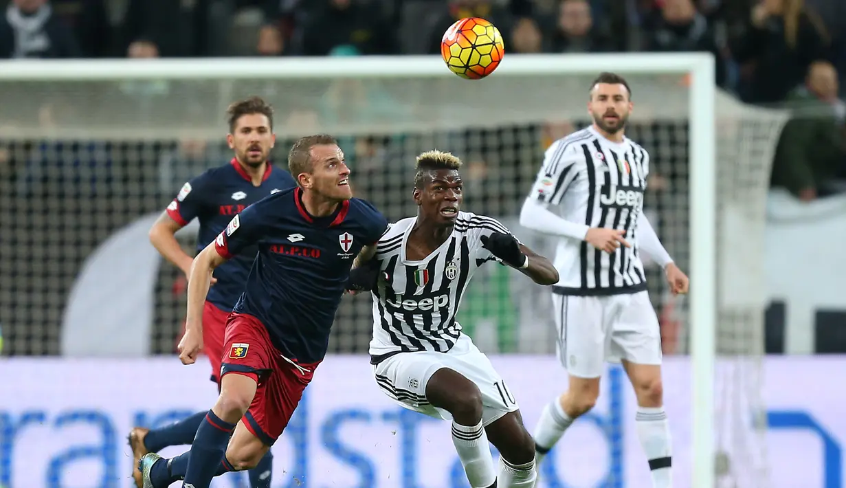 Pemain Juventus, Paul Pogba (kanan), berebut bola dengan pemain Genoa, Cristian Ansaldi, dalam lanjutan Serie A Italia di Stadion Juventus, Turin, Kamis (4/2/2016) dini hari WIB. (AFP/Marco Bertorello)