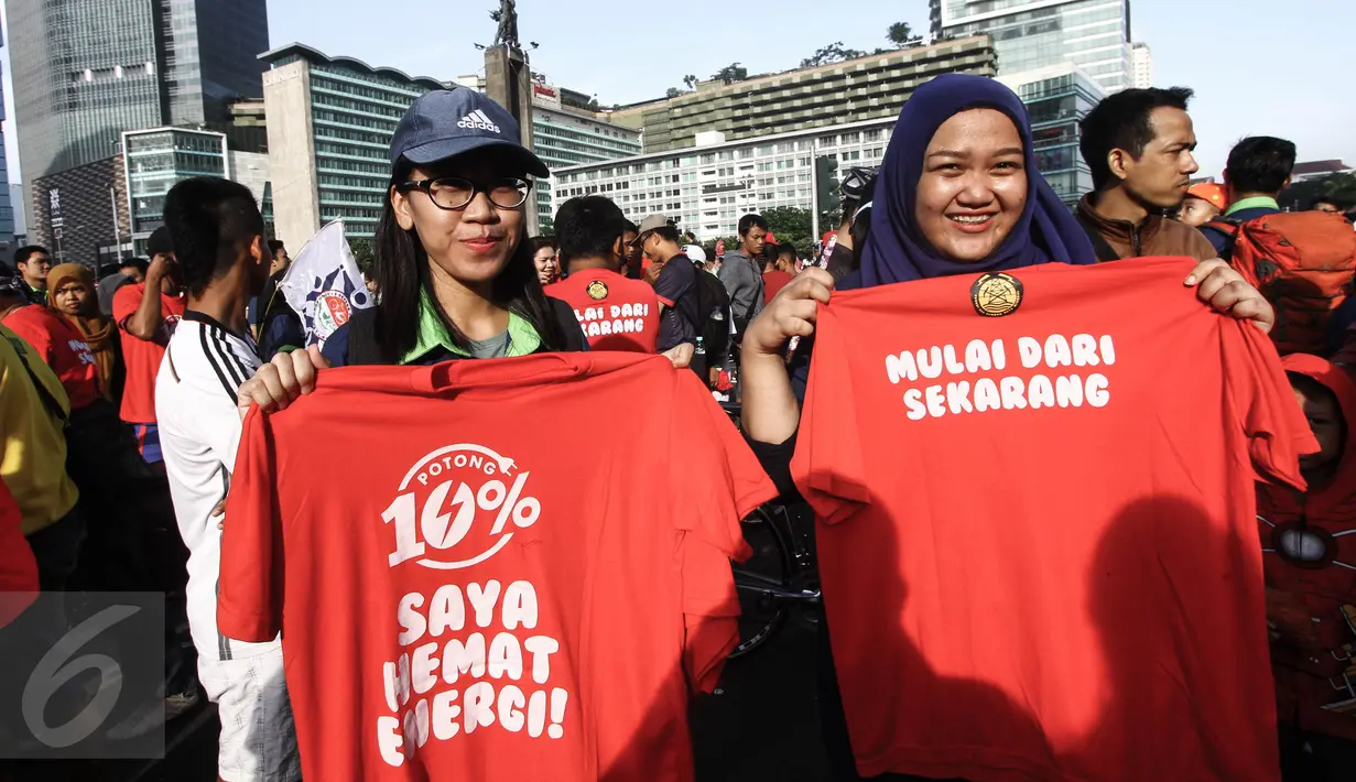 Warga ikut menggelar kampanye hemat energi bertema "Aksi Bersama Menteri ESDM Gerakan Potong 10%" pada kegiatan Car Free Day (CFD) di Bundaran HI, Jakarta, Minggu (15/5). Kampanye dilakukan dengan jalan santai di kawasan CFD. (Liputan6.com/Faizal Fanani)