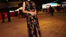 Shenina hadir di BIFF untuk menghadiri premier filmnya berjudul Tale of the Land. Saat world premier, ia elegan mengenakan gaun slit warna hitam sleeveless dengan hiasan bunga 3D keemasan dipadukan heels hitam blink-blink. [@sheninacinnamon]