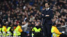 4. Ekspresi pelatih Real Madrid, Santiago Solari saat melawan Real Sociedad pada laga lanjutan La Liga Spanyol yang berlangsung di Stadion Santiago Bernabeu, Madrid, Senin (7/1). Real Madrid kalah 0-2 kontra Real Sociedad. (AFP/Gabriel Bouys)
