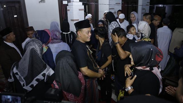 7 Momen Tahlilan Mendiang Lina, Sule Tak Kuasa Tahan Tangis