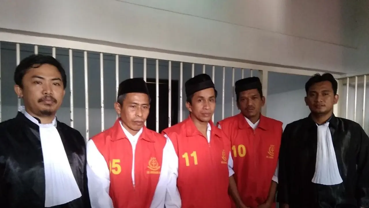Tiga Petani Kabupaten Soppeng, Sulsel Terharu Setelah Divonis Bebas Hakim Dalam Perkara Dugaan Pidana Pengrusakan Kawasan Hutan (Liputan6.com/ Eka Hakim)