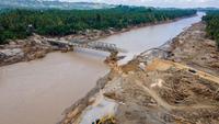 Memantau Progres Penyambungan Kembali Salah Satu Jembatan di Bireuen Aceh