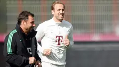 Pemain depan Bayern Munchen #09 Harry Kane (kanan) dan asisten pelatih Zsolt Loew menghadiri sesi latihan menjelang leg kedua perempat final Liga Champions 2023/2024 di Stadion Allianz Arena di Munich, Selasa (16/4/2024). (Michaela STACHE / AFP)
