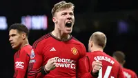 Hingga pekan ke-25 Premier League musim 2023/2024, striker anyar Manchester United asal Denmark, Rasmus Hojlund telah mencetak 7 gol dari 20 laga. Secara total ia telah mencetak 13 gol bagi MU di semua kompetisi musim ini dan menjadi top skor sementara Setan Merah. Jika konsisten mencetak gol hingga akhir musim ia berpeluang menyamai torehan 5 pendahulunya berikut sebagai pemain debutan yang mampu menjadi top skor Manchester United di semua kompetisi. (AFP/Darren Staples)