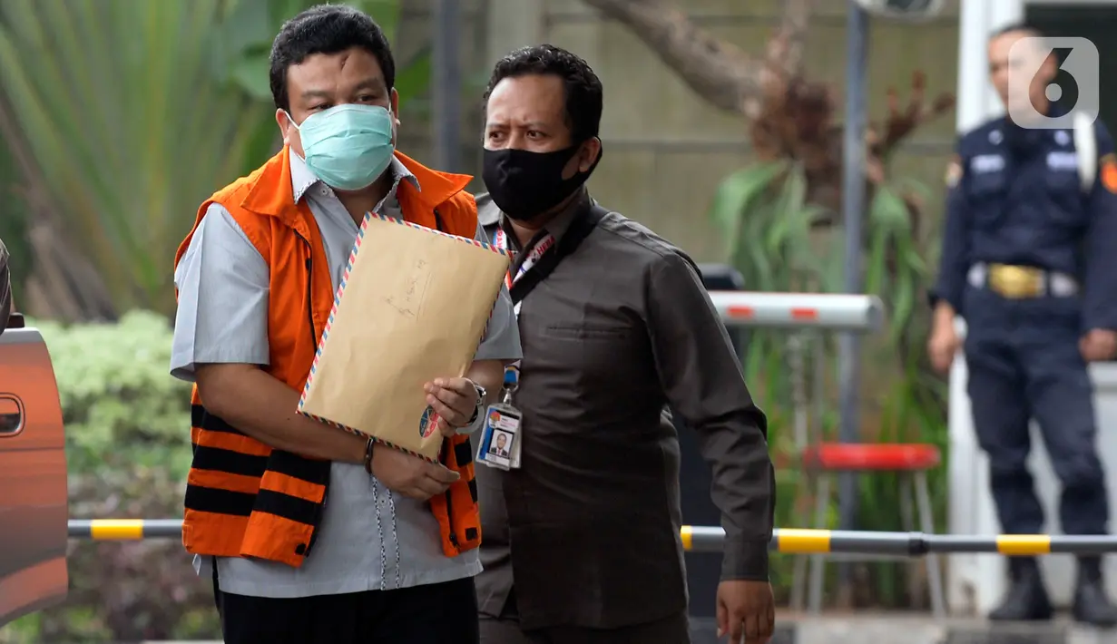 Mantan anggota DPRD Kota Bandung, Tomtom Dabbul Qomar (kiri) tiba untuk menjalani sidang dakwaan secara online di gedung KPK, Jakarta, Senin (15/6/2020). Tomtom Dabbul Qomar menjalani sidang perdana kasus pengadaan ruang terbuka hijau (RTH) Kota Bandung Tahun 2012 dan 2013. (merdeka.com/Dwi Narwoko)