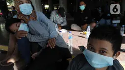 Aktivitas pengungsi korban ledakan kilang minyak Balongan di Pendopo Kabupaten Indramayu, Senin (29/03/2021). Sekitar 900 warga saat ini mengungsi dari lima desa terdampak ledakan kilang minyak Balongan.  (merdeka.com/Arie Basuki)