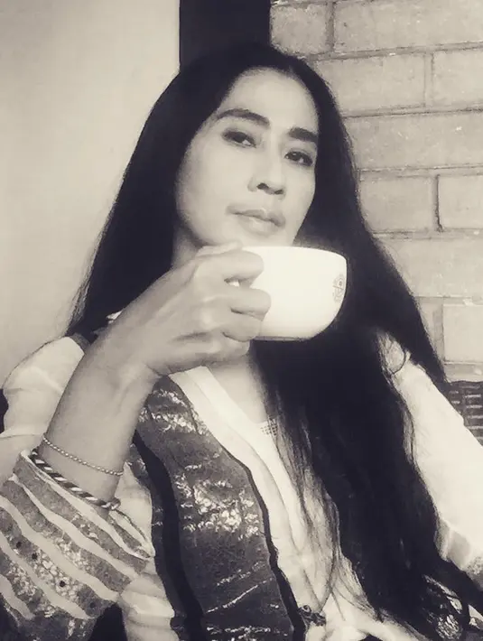 Aktris Ayu Laksmi berpose sambil memegang secangkir kopi. Sebelumnya, pemeran Ibu dalam film horor Pengabdi Setan ini juga pernah bermain di film Under The Tree karya Garin Nugroho. (instagram/ayulaksmibali)