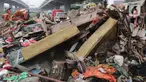 Sampah sisa banjir menumpuk di kawasan Cipinang Melayu, Jakarta, Rabu (8/1/2020). Banjir yang melanda Jakarta dan sekitarnya sejak 1 Januari 2020 lalu menyisakan tumpukan sampah di sejumlah titik. (Liputan6.com/Herman Zakharia)