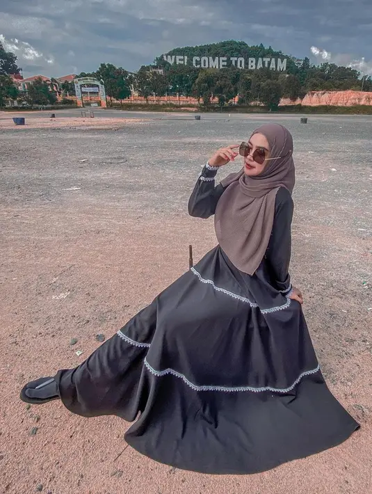 Sebagai seorang YouTuber dan selebriti, wanita kelahiran Batam ini tampak memperhatikan penampilannya. Kali ini ia mengenakan gamis berwarna hitam dipadukan hijab berwarna abu-abu. Kacamata yang ia pakai pun membuat penampilannya makin menawan.(Liputan6.com/IG/@riaricis1795)