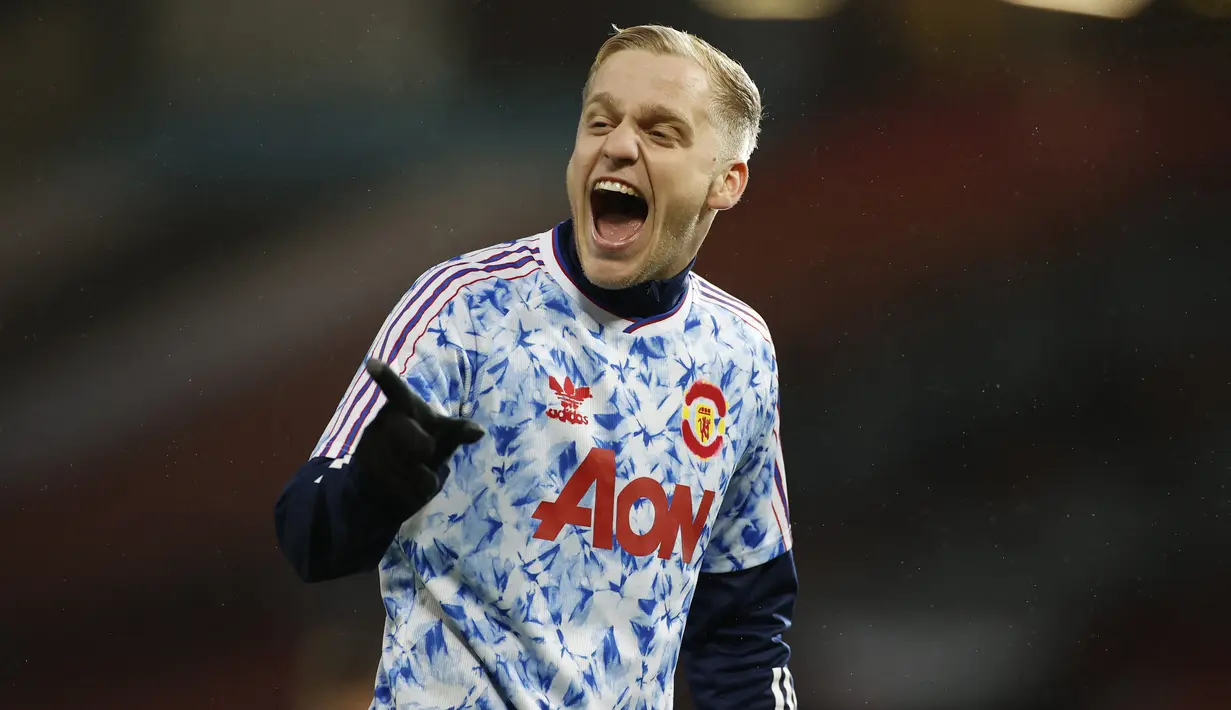 Donny van de Beek. Gelandang Belanda berusia 24 tahun ini merupakan eks Ajax Amsterdam yang hijrah ke Manchester United sejak 2020/2021 lalu. Bersama Setan Merah ia baru tampil dalam 39 laga di semua kompetisi dengan mencetak 1 gol dan 2 assist. (AFP/Pool/Phil Noble)